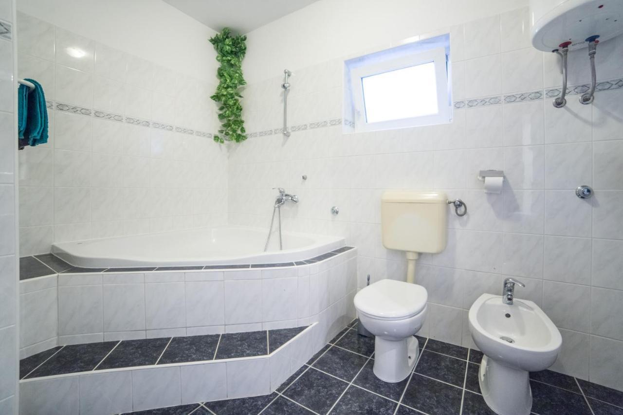 Apartment Jadranka Брист Екстер'єр фото